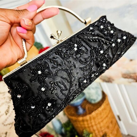 VTG Black Satin Embroidered Sequins Detail Clasp Statement Clutch. - Picture 1 of 15